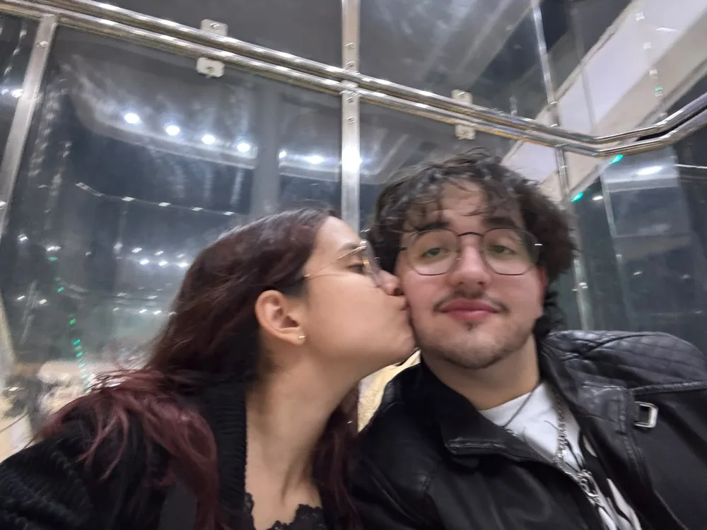 Uma beijoca durante uma selfie