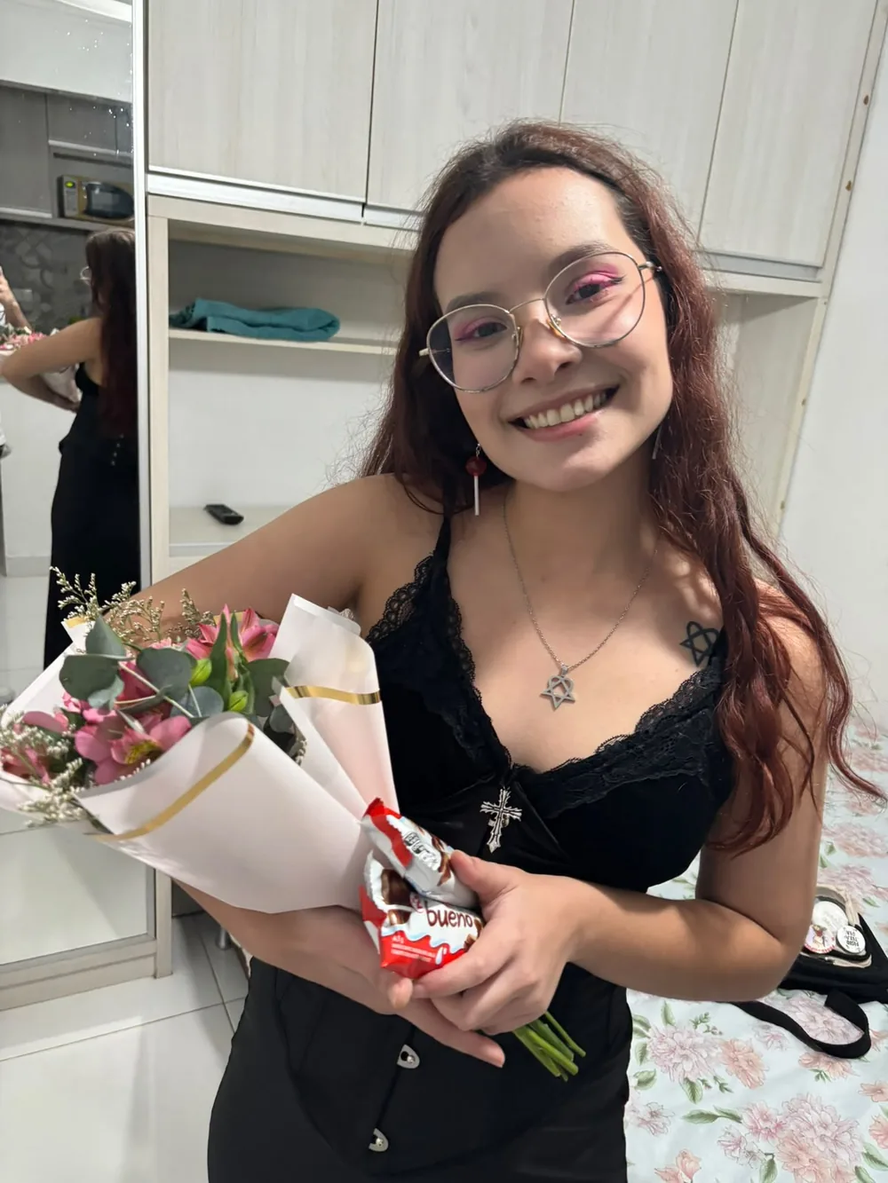 Ela com um buquê de flores