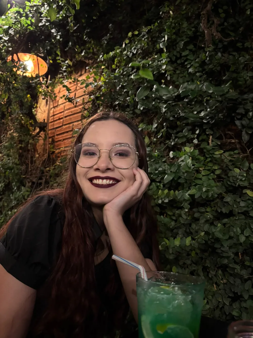 Ela sorrindo no jardim
